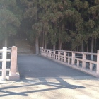 桜川駐車場から橋を渡る