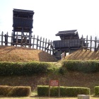 三の丸から見た模擬城門・物見櫓