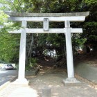 秋葉神社鳥居と奥に土塁