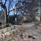 本丸土塁に建つ碑