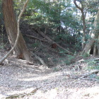 本曲輪北下の切岸、横堀、土塁、手前に竪堀、架橋