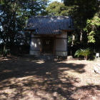 本曲輪内部、神社、奥にL型土塁、蘇鉄