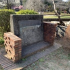 公園入口付近にある碑