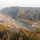 展望台からの眺望。下に流れるのは木曽川。