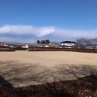四方を土塁が囲む方形の館