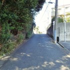 うま児童公園入口前の切通しぽい坂