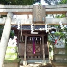 階段途中横の稲荷神社