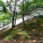 忍城址公園につくられた土塁と塀
