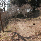 帯曲輪と右は本丸切岸