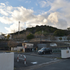 建物の背後の山が井伊谷城