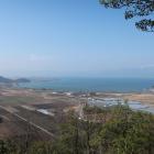 長命寺港展望台からの眺望。右手に長命寺港、左手に水茎岡山城