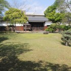 史跡公園側から長屋門を全体撮影