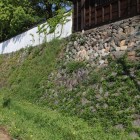 長屋門南端から西に向かって石垣、土塀