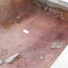 発掘された子院の地下倉庫。赤くなっているのは豊臣秀吉が焼き討ちをした時の痕跡