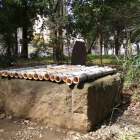 墓地裏手の弁慶硯の井戸