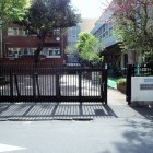 目黒学院校門前