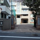 目黒学院校門前(道路の反対側にもある)