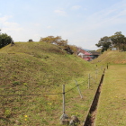 三の丸外郭新堀土塁(左が土塁の遺構)