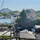 荒神社の鳥居のところから長崎城跡に建つホテルがよく見える。