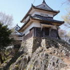 岩盤の上に建つ二重櫓