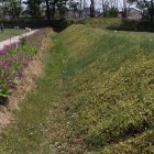 史跡公園、復元城館跡、土塁と堀