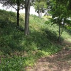 史跡公園東側で合瀬川沿いの土塁