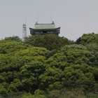 麓より小牧山城模擬天守を望む