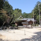 神社周囲の杉林の下は土塁などの痕跡在り