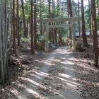 本丸南虎口、左右に土塁と堀、神社鳥居