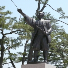 大手馬出前に堀尾吉晴公立像
