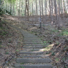 登城路から曲輪の切岸、土塁