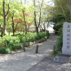 高岡城跡公園石碑、手前駐車場、奥が３郭