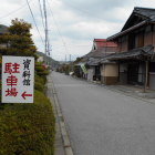 右側の赤い屋根の建物が資料館