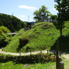 北腰曲輪から見た本丸・南物見台