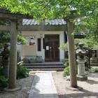 八幡神社の大谷吉継奉納と伝わる石鳥居。鳥居の奥は敦賀郷土博物館