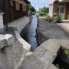 樫井城南西隅部。西辺に堀の名残の水路