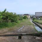 樫井城北西隅部。北と西に堀の名残の水路