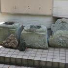 敦賀郷土博物館玄関脇に置かれた笏谷石っぽい鬼瓦と礎石。敦賀城の遺構？