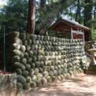 飛鳥神社の丸石積みの石垣