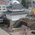 天守台より木造復元稲荷櫓南西角面と櫓台