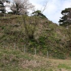 本丸切岸、本丸帯曲輪より