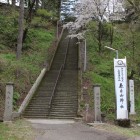 春日山神社の階段、この手前に大駐車場