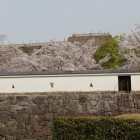 水堀外より鍛冶曲輪石垣、漆喰土塀を入れて天守台