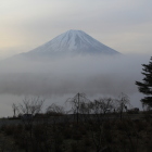 精進湖越しに黎明の富士山