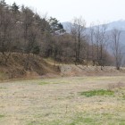 同左地より北側の土塁城塁、西出構、堀を見る