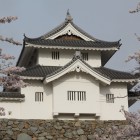 木造復元稲荷櫓、東面桜と共に