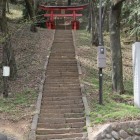 本丸、新府藤武神社階段と城名石碑