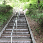 小林寺本堂奥の長い登り階段、上に三蔵法師聖骨塔