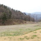 北側の堀と湿地帯、山裾は防御土塁