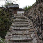 大手道石垣構え、左手物見櫓台石垣、右手陣屋内石垣